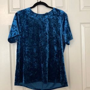 Beachlunchlounge holiday large top. Shirt sleeve. Polyester/spandex blend.